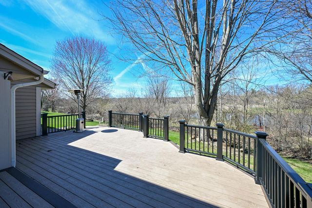 1624 Legend CIRCLE, Waukesha, WI 53189