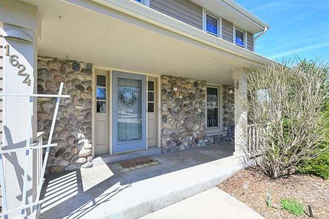 1624 Legend CIRCLE, Waukesha, WI 53189