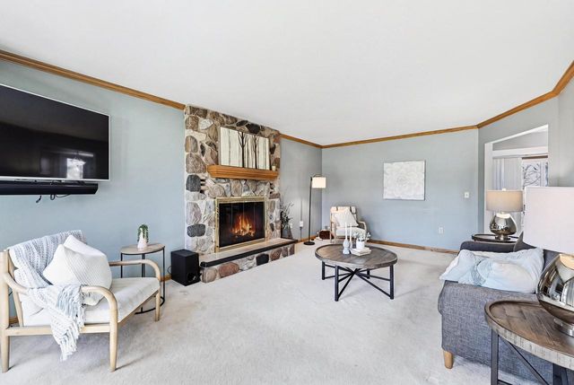 1624 Legend CIRCLE, Waukesha, WI 53189