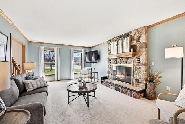 1624 Legend CIRCLE, Waukesha, WI 53189