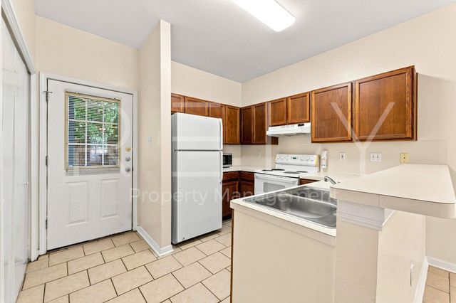 2908 Whisper Oaks Ln B, Georgetown, TX 78628