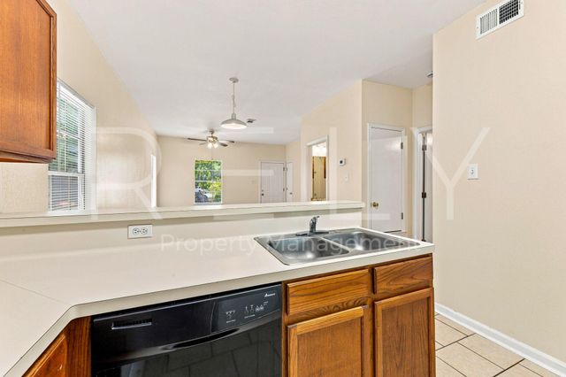 2908 Whisper Oaks Ln B, Georgetown, TX 78628