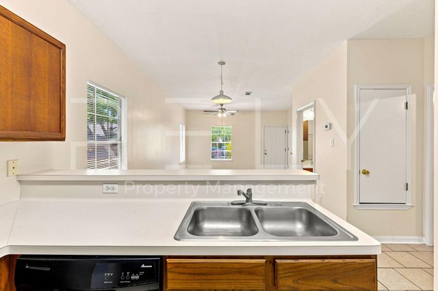 2908 Whisper Oaks Ln B, Georgetown, TX 78628