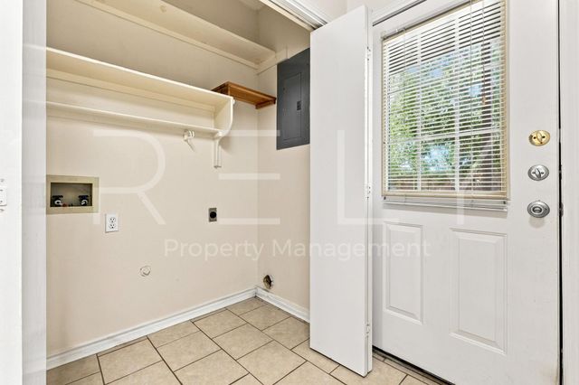 2908 Whisper Oaks Ln B, Georgetown, TX 78628