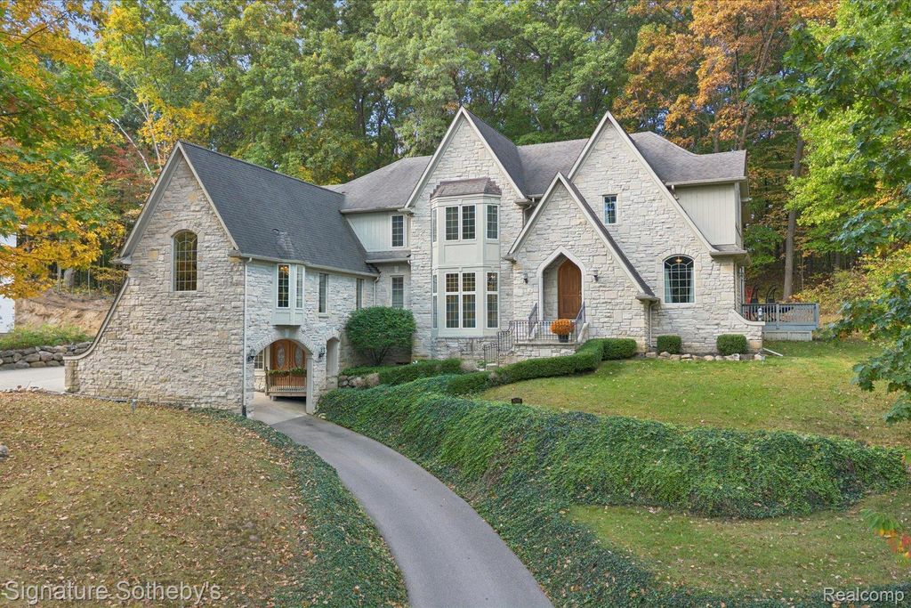 6705 COLLEGE Park, Springfield Charter Township, MI 48346