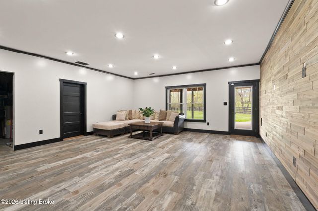 1211 Summit Parks Dr, La Grange, KY 40031
