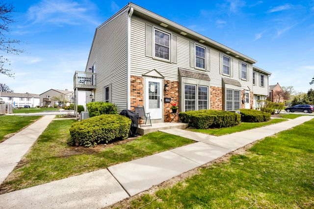 1678 Trowbridge Court B, Wheaton, IL 60189