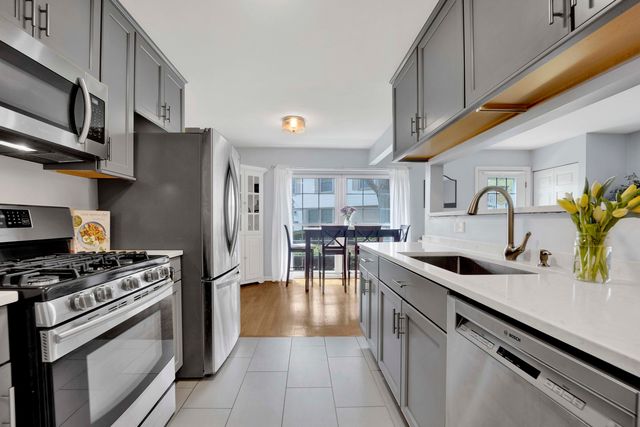 1678 Trowbridge Court B, Wheaton, IL 60189