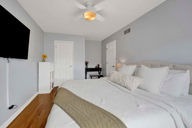 1678 Trowbridge Court B, Wheaton, IL 60189