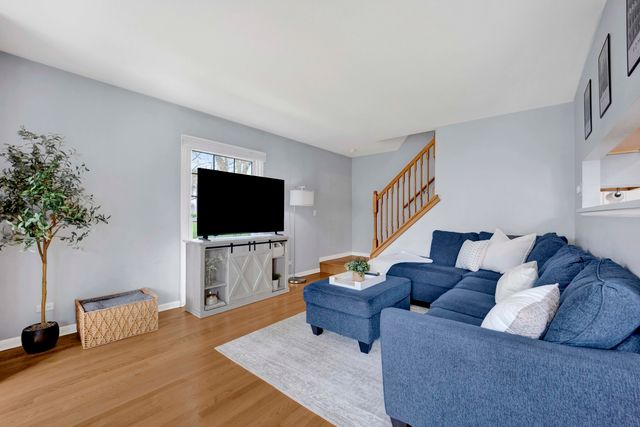 1678 Trowbridge Court B, Wheaton, IL 60189
