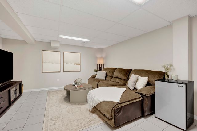 1678 Trowbridge Court B, Wheaton, IL 60189