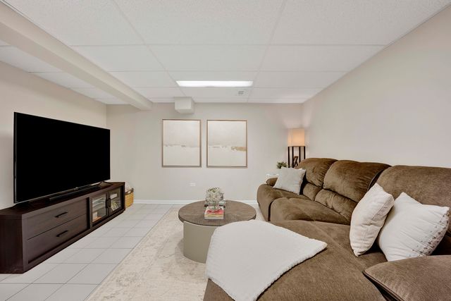 1678 Trowbridge Court B, Wheaton, IL 60189