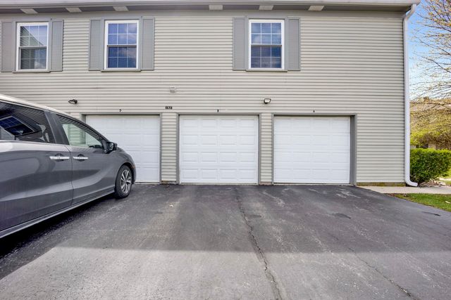 1678 Trowbridge Court B, Wheaton, IL 60189