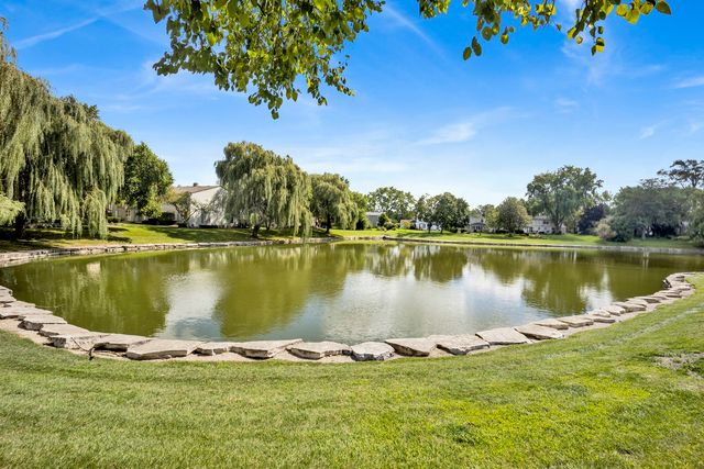 1678 Trowbridge Court B, Wheaton, IL 60189