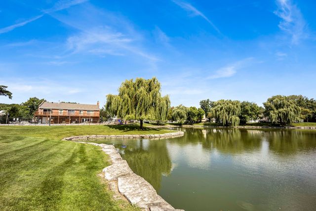 1678 Trowbridge Court B, Wheaton, IL 60189