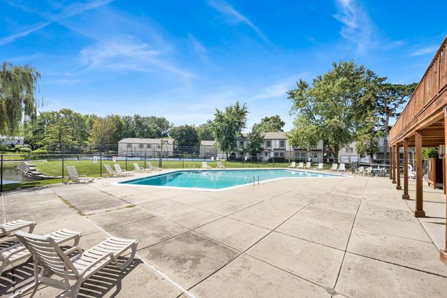 1678 Trowbridge Court B, Wheaton, IL 60189