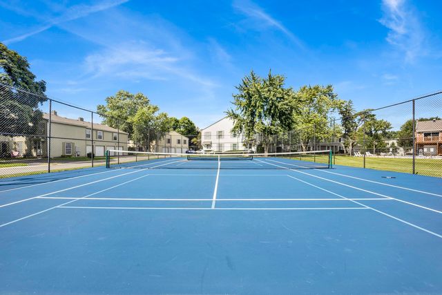 1678 Trowbridge Court B, Wheaton, IL 60189