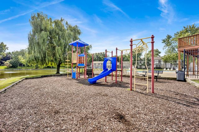 1678 Trowbridge Court B, Wheaton, IL 60189