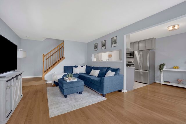 1678 Trowbridge Court B, Wheaton, IL 60189