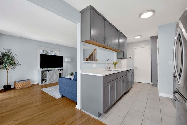 1678 Trowbridge Court B, Wheaton, IL 60189