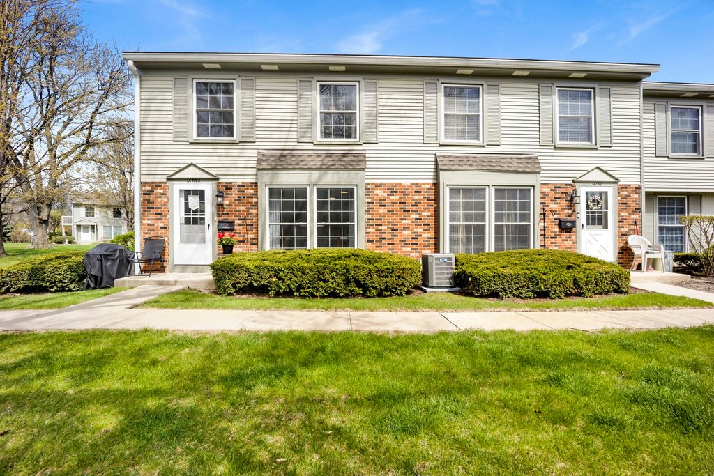 1678 Trowbridge Court B, Wheaton, IL 60189