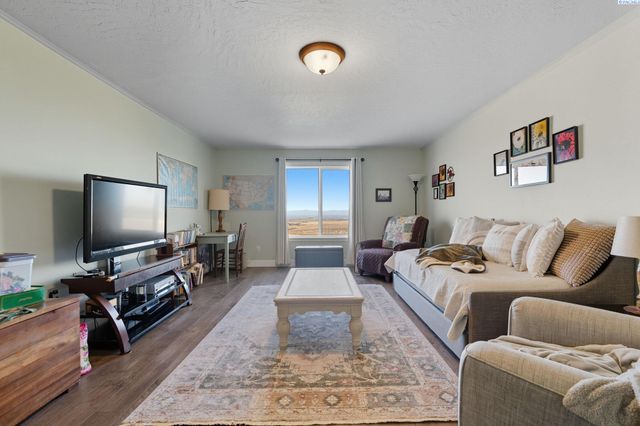 41213 S Clodfelter Rd, Kennewick, WA 99338