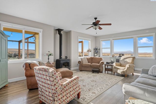 41213 S Clodfelter Rd, Kennewick, WA 99338