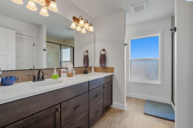 41213 S Clodfelter Rd, Kennewick, WA 99338