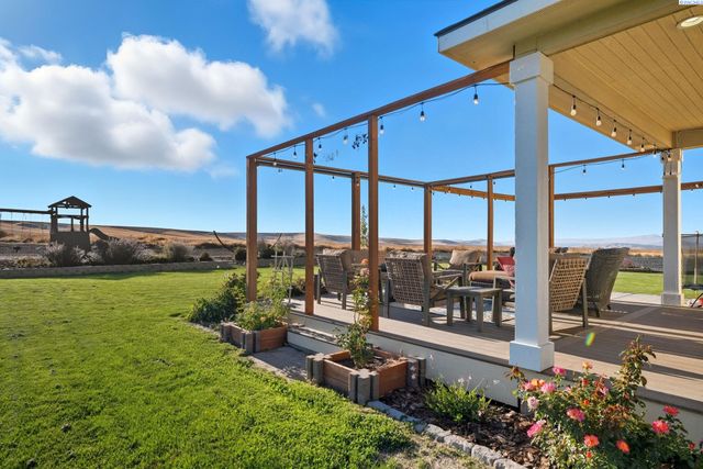 41213 S Clodfelter Rd, Kennewick, WA 99338