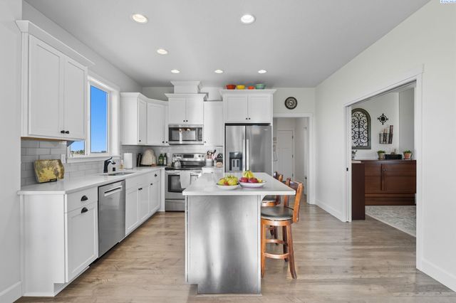 41213 S Clodfelter Rd, Kennewick, WA 99338