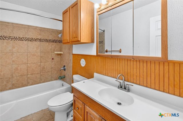 304 Sun Valley Drive, Victoria, TX 77904