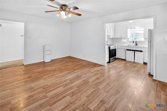 304 Sun Valley Drive, Victoria, TX 77904