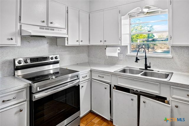 304 Sun Valley Drive, Victoria, TX 77904