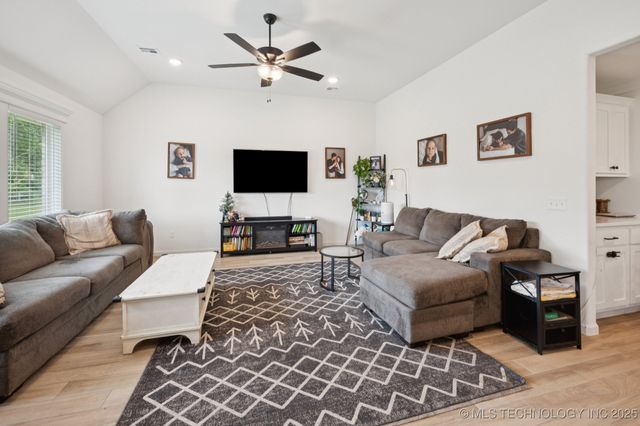 1200 SE 15th, Pryor, OK 74361