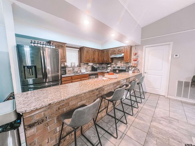 648 Daingerfield St, Pittsburg, TX 75686