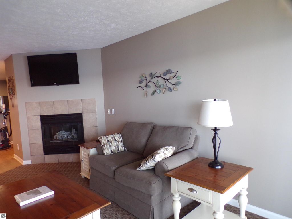 Image 3 of property listing at 1246 Sunnyside Dr # 1, Cadillac, MI 49601