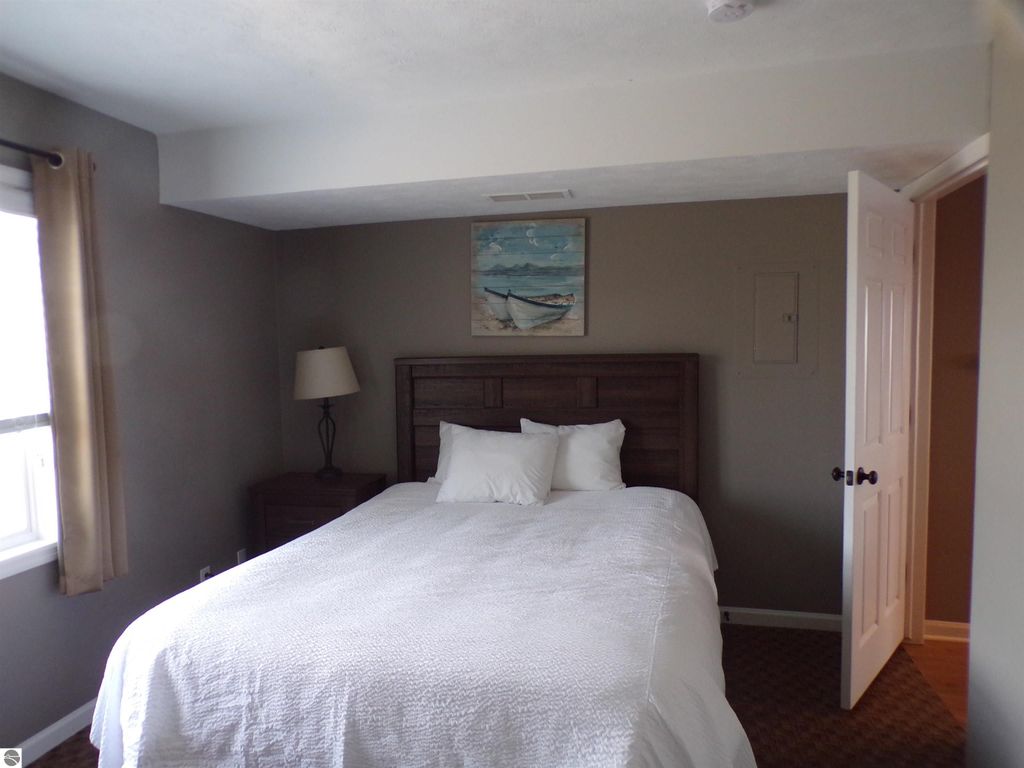 Image 6 of property listing at 1246 Sunnyside Dr # 1, Cadillac, MI 49601