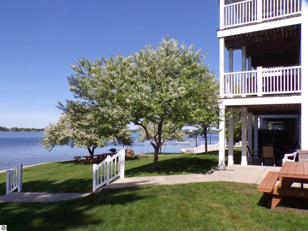 Image 9 of property listing at 1246 Sunnyside Dr # 1, Cadillac, MI 49601