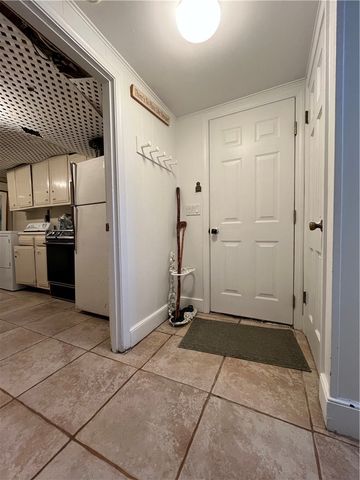 17 Chartier Circle, Newport, RI 02840
