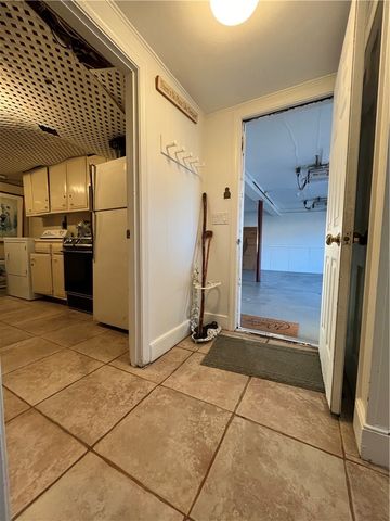 17 Chartier Circle, Newport, RI 02840