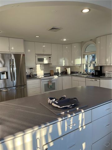 17 Chartier Circle, Newport, RI 02840