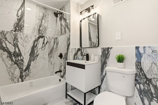 143 Smith St, Newark City, NJ 07106