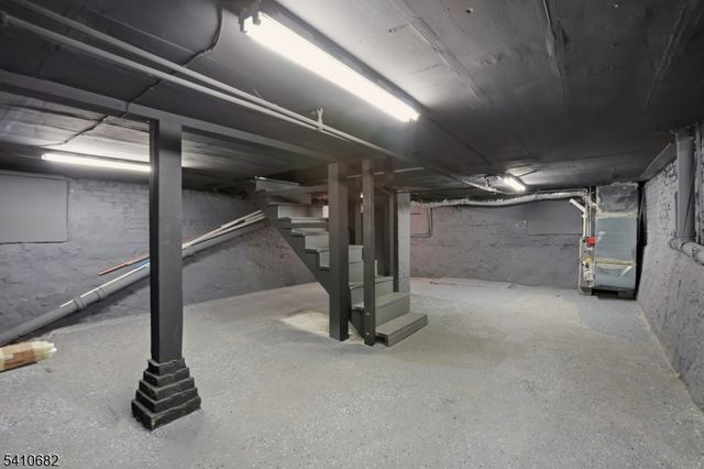 143 Smith St, Newark City, NJ 07106