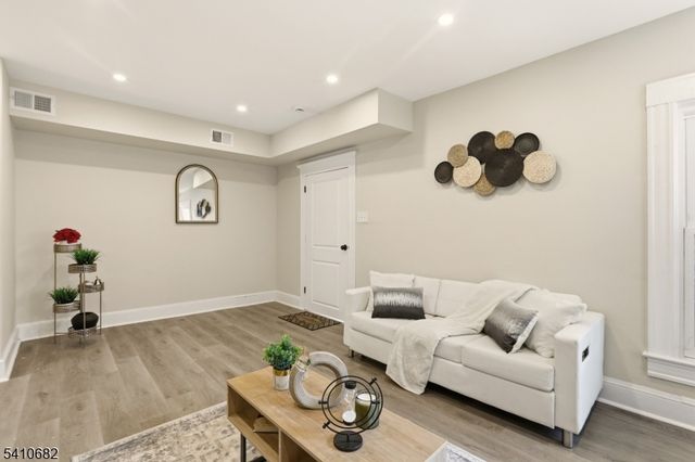 143 Smith St, Newark City, NJ 07106