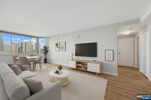 1 2nd Street 1006, Jersey City, NJ 07302