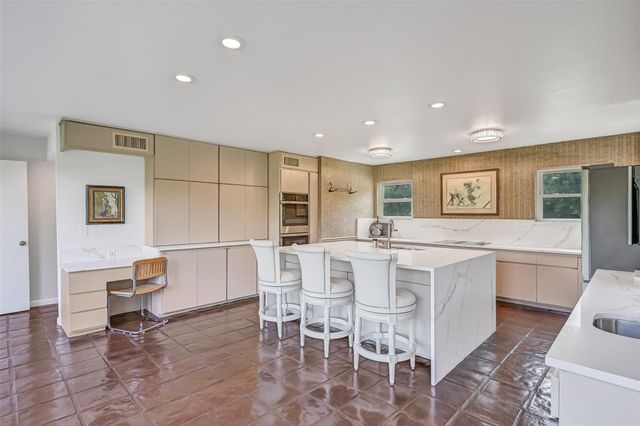 300 Courtlandt Place, Friendswood, TX 77546