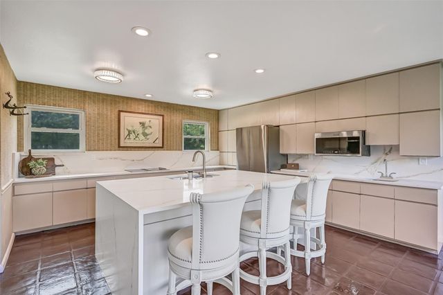 300 Courtlandt Place, Friendswood, TX 77546