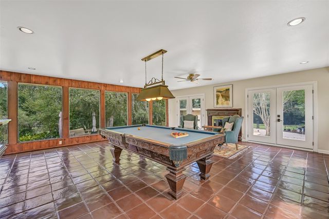 300 Courtlandt Place, Friendswood, TX 77546