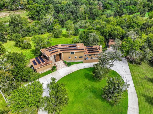 300 Courtlandt Place, Friendswood, TX 77546