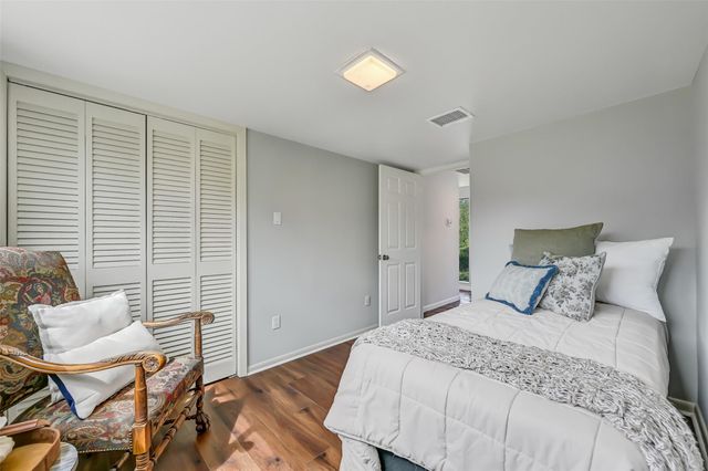 300 Courtlandt Place, Friendswood, TX 77546